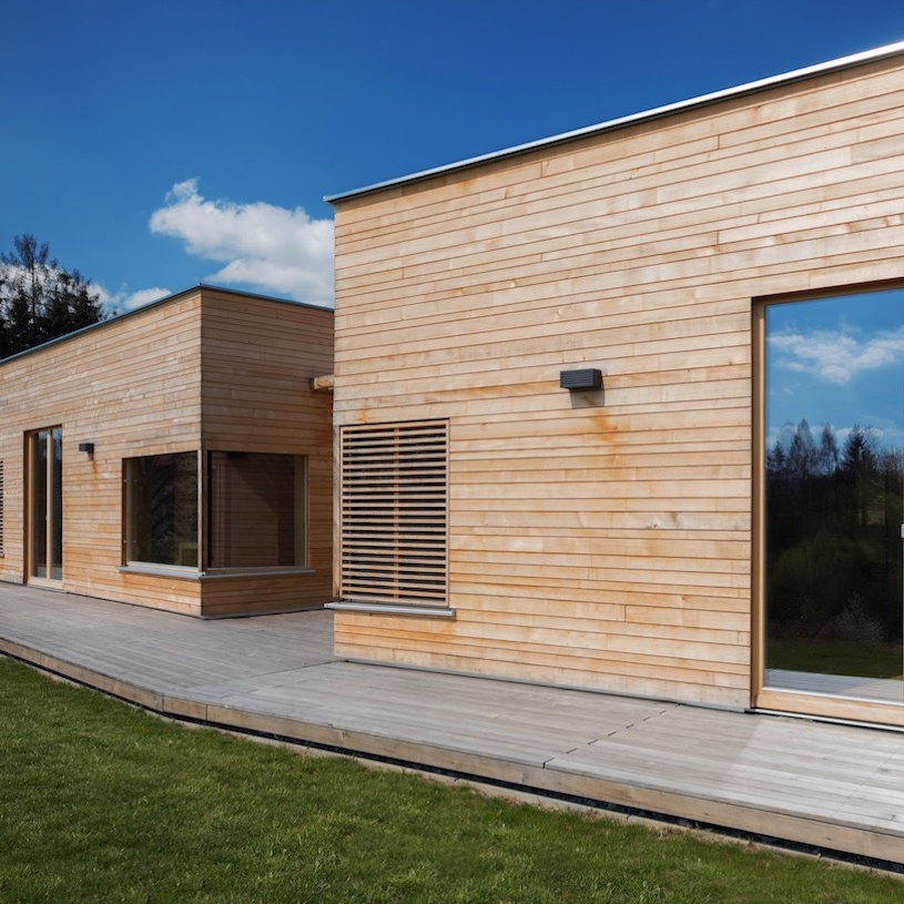 Außenansicht von Holz-Wohneinheiten mit geräumigen, großen Fenstern