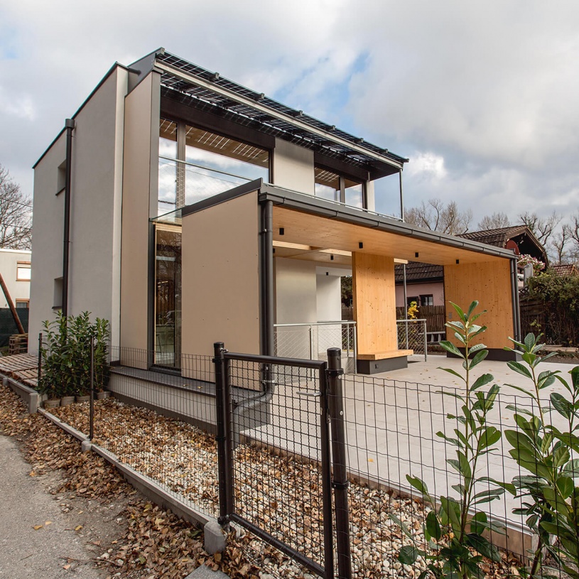 Ein Kleingartenwohnhaus mit Holzdetails und einer überdachten Terrasse