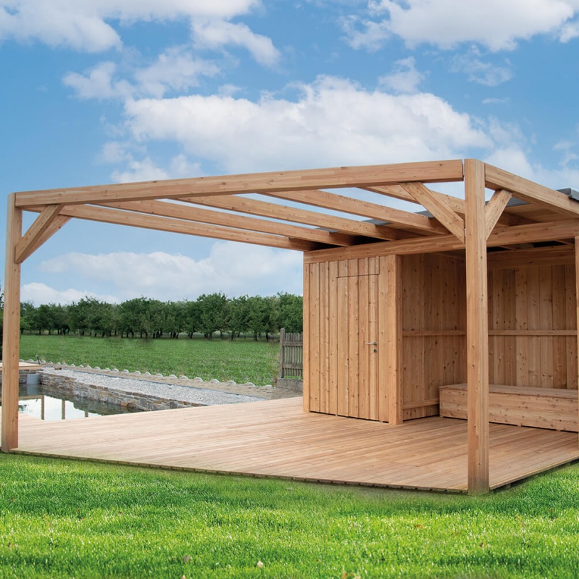 Holzterrasse mit eingebautem Naturteich neben hölzernem Zubau auf grünem Rasen