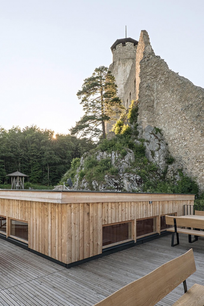 Holzterrasse in unterschiedlichen Holztönen mit  hellen Holzbänken