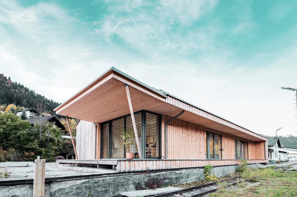 Geräumiges Bürogebäude mit großer Terrasse und Fenstern komplett aus Holz