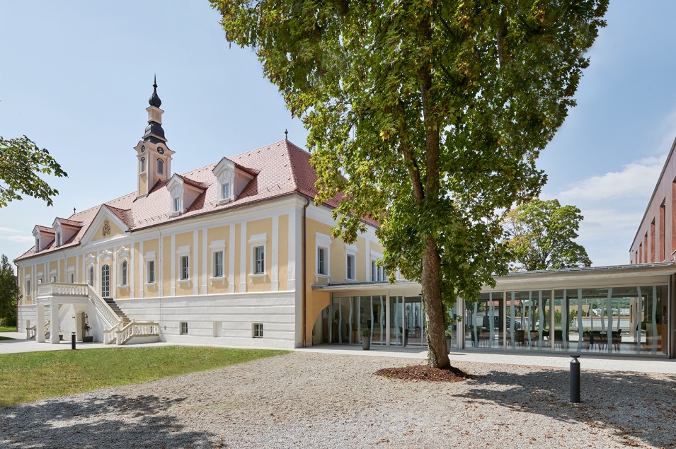 Das Schloss Haindorf von außen.