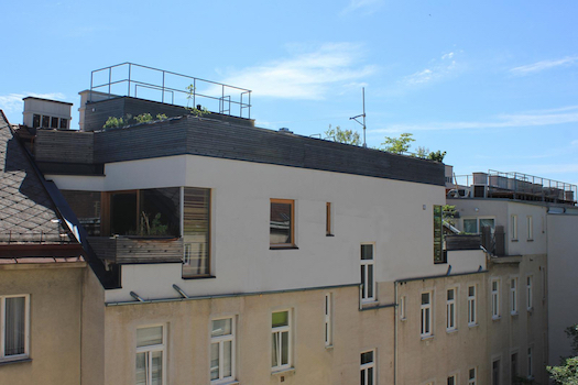 Haus mit nachträglich gebautem oberstem Stockwerk