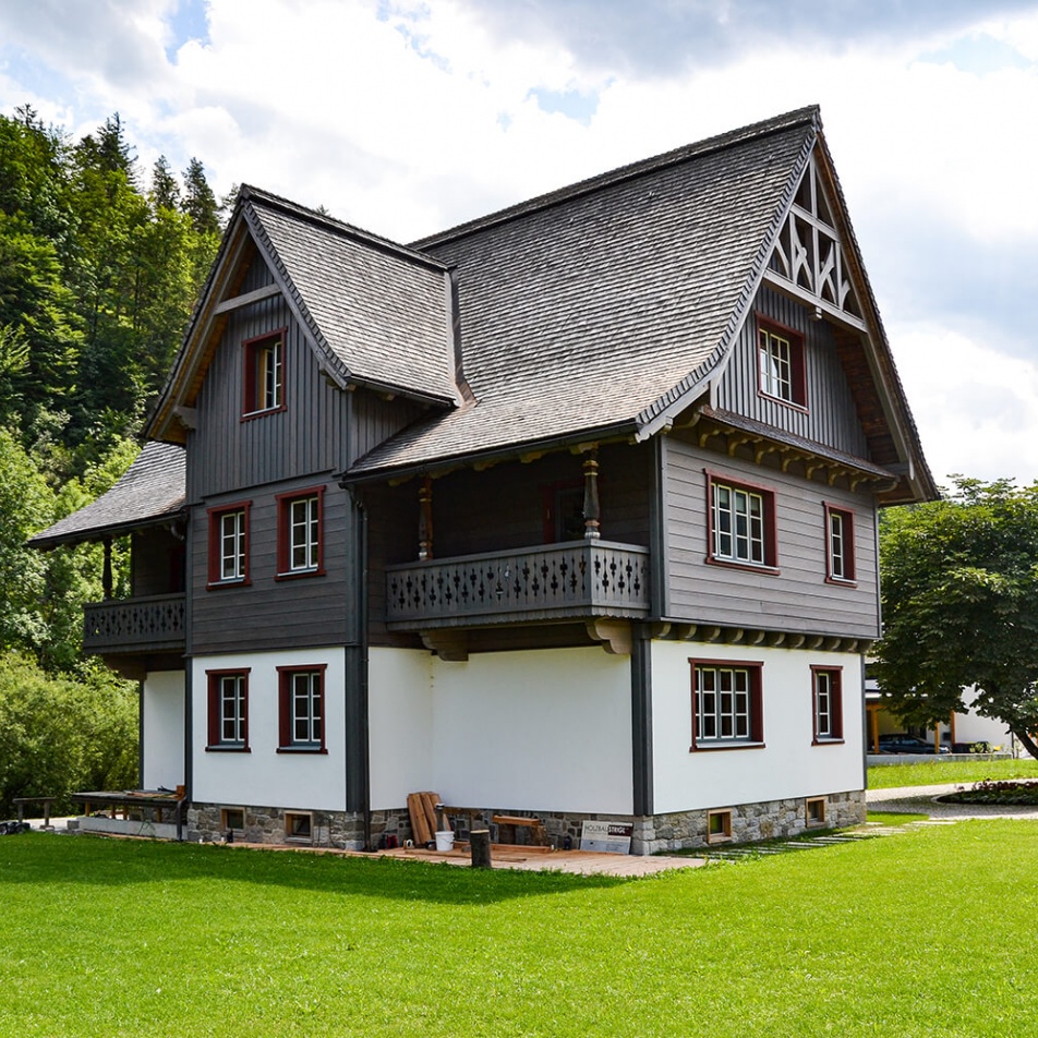 Mit Holz saniertes Wohnhaus neben einem Wald|sanierung-im-gruenen_holzbau-strigl